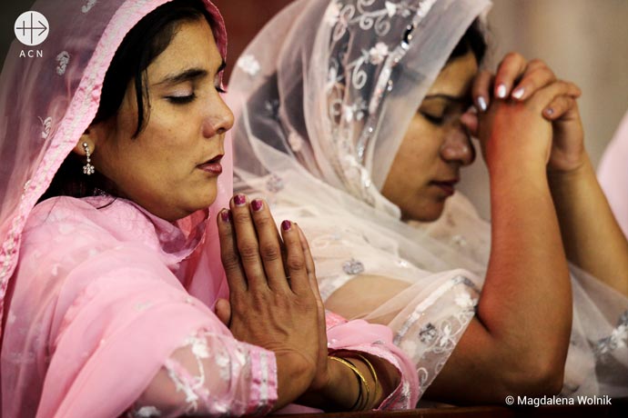 Catholic women at prayer during Sunday Mass - Pakistan