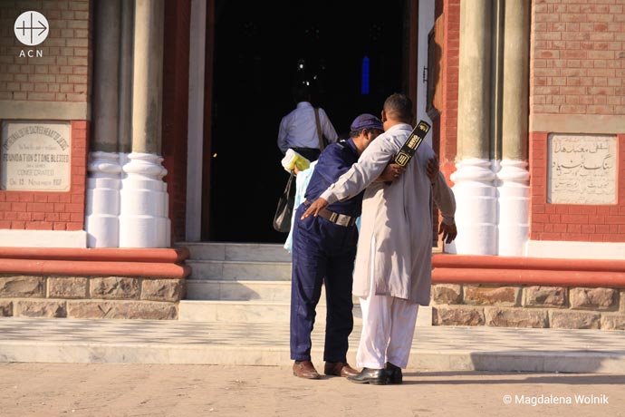 Pakistan Security check before Sunday Mass in front of the Cathderal of Lahore.