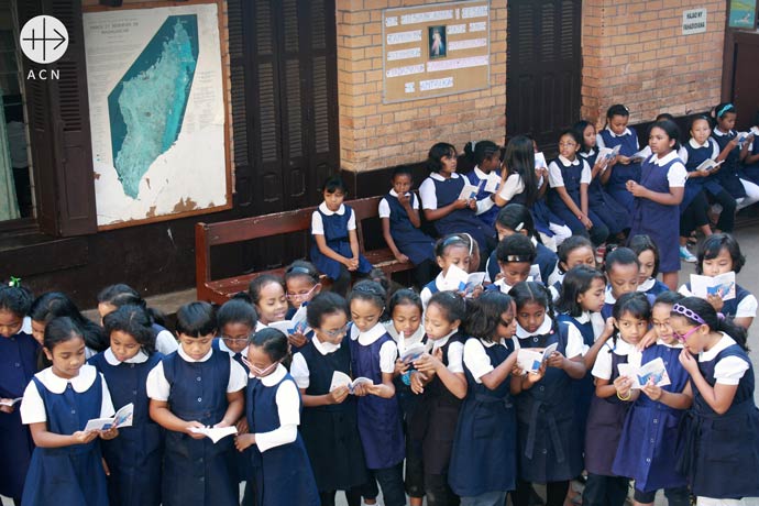 Children praying the Rosary in Malagasy