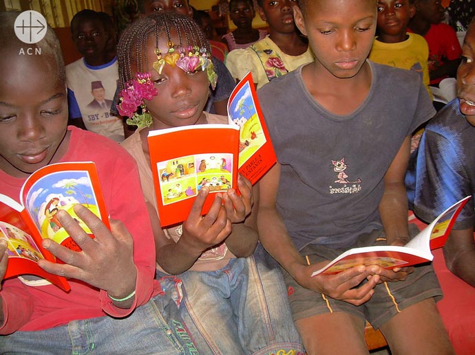 Children with the Child´s Bible "God speaks to his children"