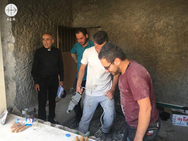 Christians reconstructing their houses in Qaraqosh damaged by ISIS