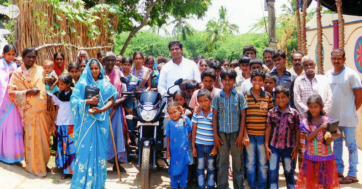 Historia de éxito: Una motocicleta para un sacerdote de una extensa parroquia en India