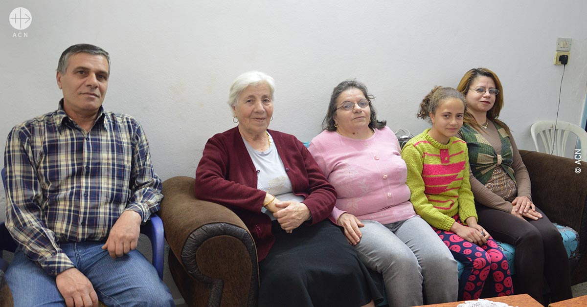 La familia Houdaib regresa a su casa en Homs