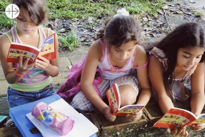 Entre los ejemplares más difundidos se cuentan las versiones en español (unos 14 millones), portugués (10,3 millones), inglés (2,5 millones), francés (1,2 millones) y suajili, del este de África (950.000).