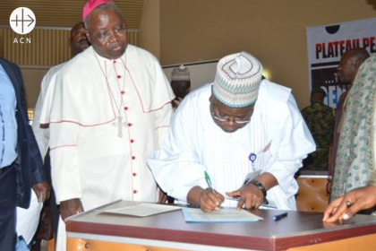 Archbishop Ignatius Kaigama is witnessing the signing of the document called "Plateau Peace Commitment in view of the 2019 general elections". It was signed by the governourship Candidates in Plateau States and witnessed by traditional/religious heads, civil society groups, senior security personnel and various community stakeholders.