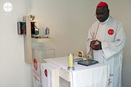 Mgr. Ignatius Kaigama celebrates Mass at the brasilian ACN office.