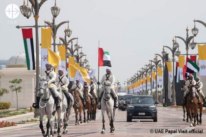 Con una ostentosa ceremonia de bienvenida, esperable en países como Abu Dabi, el pontífice llegó al palacio presidencial a bordo de un sencillo auto Kia de tres puertas y fue recibido con un saludo de artillería y una muestra aérea.