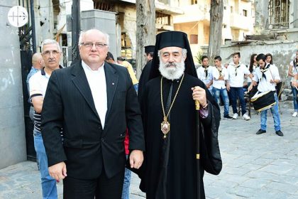 Padre Andrzej Halemba, coordinador de proyectos de ACN para Oriente Medio, y el arzobispo Melkite católico griego Nicolas Sawaf de Lattakia.