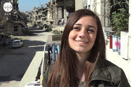 Reznan Berberaska (22) on the balcony of her family’s home on the former front in Homs. It was renovated within eight months, a minor miracle when you see the destruction on the street from the balcony.