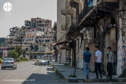 View of Choukri Al Kouwatli, one of the main avenues in Homs (Syria), where - despite the fact that the country is still at war - one can see the reconstruction of some flats together with others in ruins in a block of buildings.