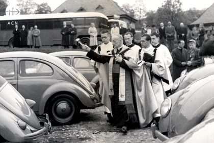 El 22 de abril de 1952 bendijo 70 automóviles y 14 de los llamados «camiones-capilla» en Königstein im Taunus.