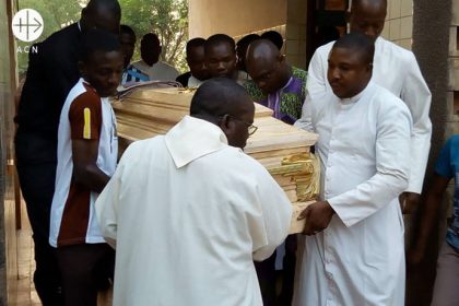 El P. Antonio César Fernández, asesinado el viernes 15 de febrero en Burkina Faso, tenía 72 años de edad y fue asesinado a 40 kilómetros de la frontera sur de Burkina Faso, tras recibir tres disparos, durante un ataque yihadista.