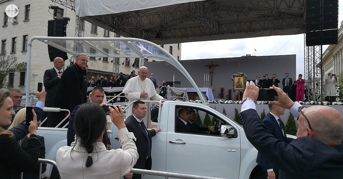 El viaje del Papa en Bulgaria: Un efusivo encuentro de fe