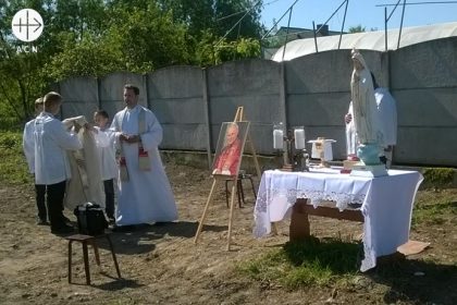 Mientras las obras están inconclusas, el párroco Henryk celebra a Santa Misa a la intemperie.