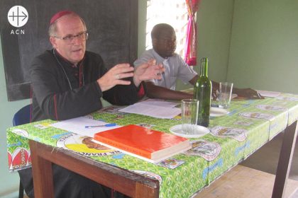 Gracias a la ayuda de nuestros benefactores, que han donado 3.000 euros, casi 40 sacerdotes diocesanos y regulares de la Diócesis de Bouar pudieron participar en marzo en un programa de formación continua.