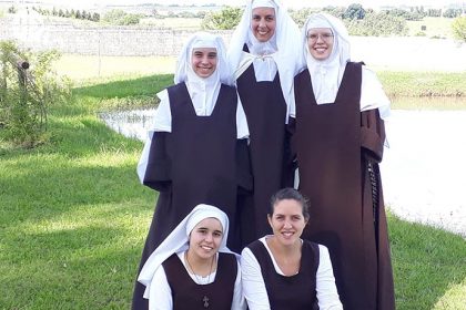 Esta animada comunidad no deja de atraer a mujeres jóvenes.