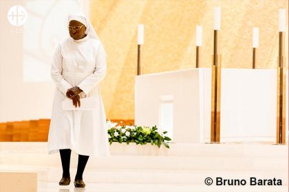 La hermana Marie Catherine Kingbo vive con su comunidad de la «Fraternidad de los Siervos de Cristo» a ocho kilómetros de Maradi.