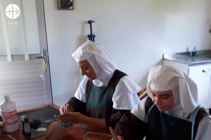 Doce hermanas llevan allí una vida de oración constante según la regla de su fundadora, la mística y Doctora de la Iglesia Santa Teresa de Ávila.