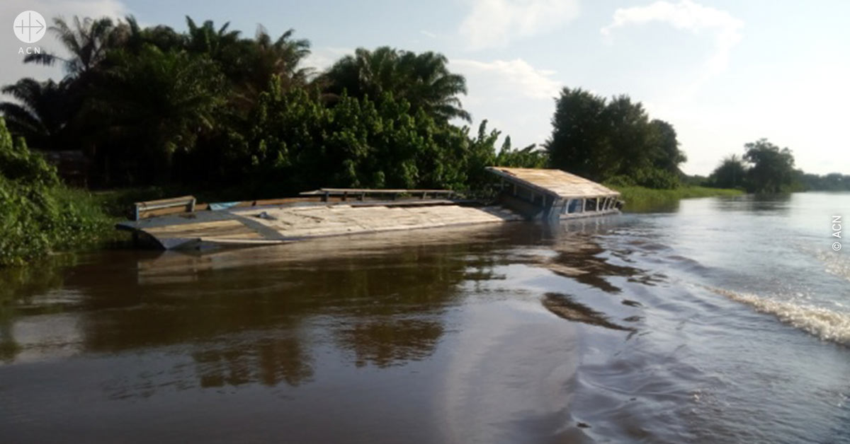 Democratic Republic of the Congo: Repairing a damaged boat in the diocese of Lisala, in the Congo River basin
