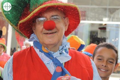 Obispo vestido de payaso comparte alegría del Evangelio con niños venezolanos.