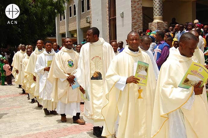 En 2014 los miembros de la secta se apoderaron de muchas áreas de nuestra diócesis. Como resultado: más de 25 sacerdotes fueron desplazados, más de 45 religiosas tuvieron que abandonar sus conventos.