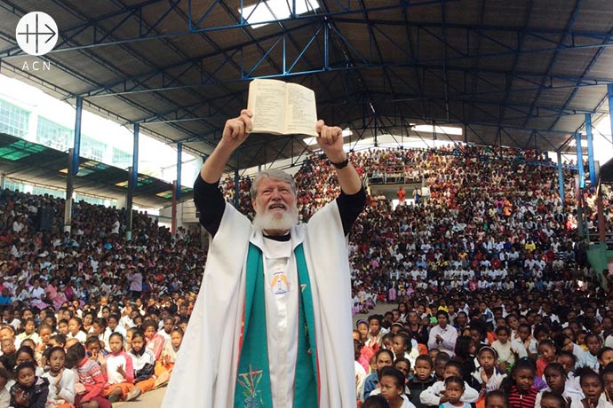 El Padre Lazarista Pedro Opeka.
