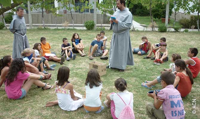 Attività pastorale con bambini nella chiesa parrocchiale a Jaru.