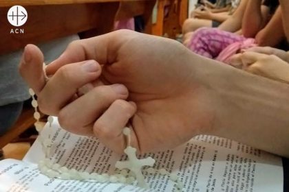 Niños rezan en todo el mundo por la paz y la unidad en el mundo.