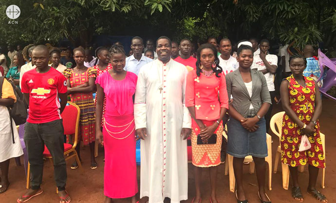 Bishop Eduardo Hiiboro Kussala (diocese of Tombura-Yambio in South Sudan) with a group of young South Sudanese refugees