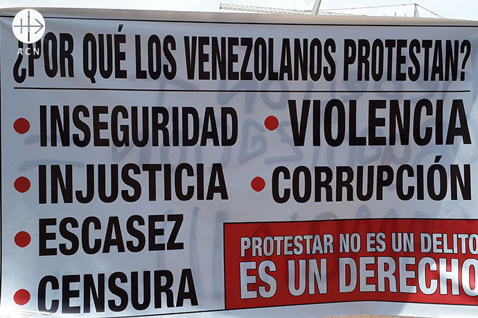 A poster explaining why the opposition protest. "Why do the Venezuelans protest? Insecurity, injustice, shortages, censorship, violence, corruption. Protesting is not a crime. Is a right". 