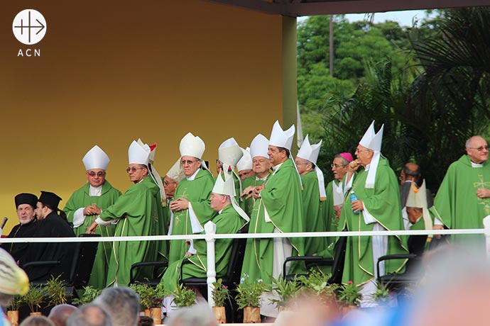 Bishops on the presbytery mounted on the Plaza de la Revolución, wainting for the beginning of the Holy Mass with Pope Francis.
