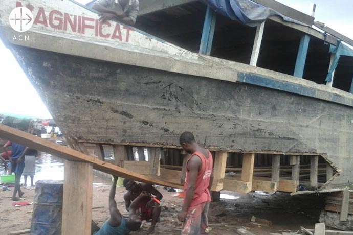 Reparation of a ship for the diocese of Lisala: The diocesan boat HB Magnificat is one of the instruments of the Pastoral.