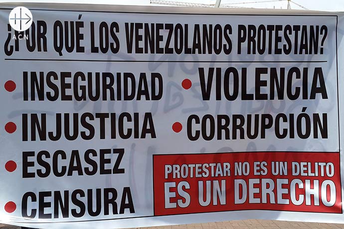 A poster explaining why the opposition protest. "Why do the Venezuelans protest? Insecurity, injustice, shortages, censorship, violence, corruption. Protesting is not a crime. Is a right".