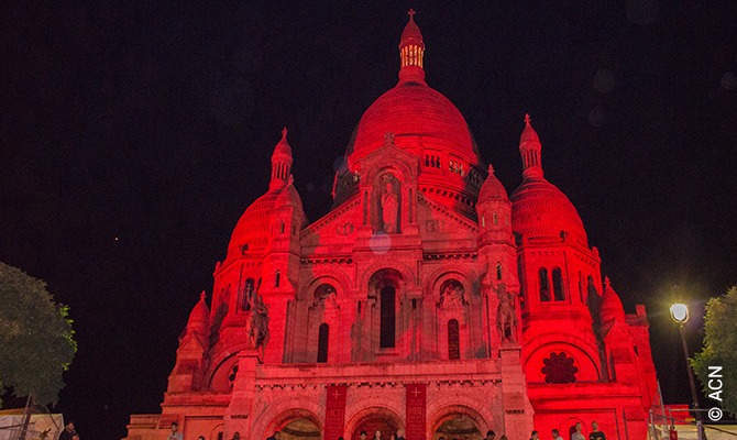  Event in Paris for religious freedom: the famous Sacred Heart Basilica (Montmartre) in Paris was "illuminated" in red to honor the blood of the martyrs