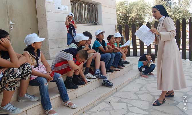 Últimas instrucciones: La Hna. Cecilia explica el programa de la excursión.