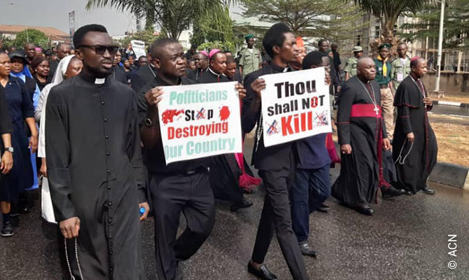 Los obispos lideran una protesta pacífica contra el alto nivel de inseguridad en Nigeria.