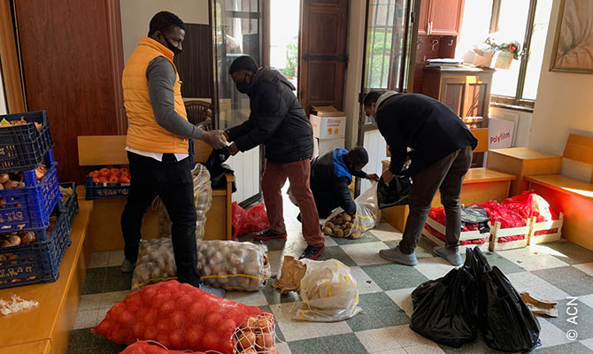 Turkey: Assistance to the poor: Food bags during coronavirus.