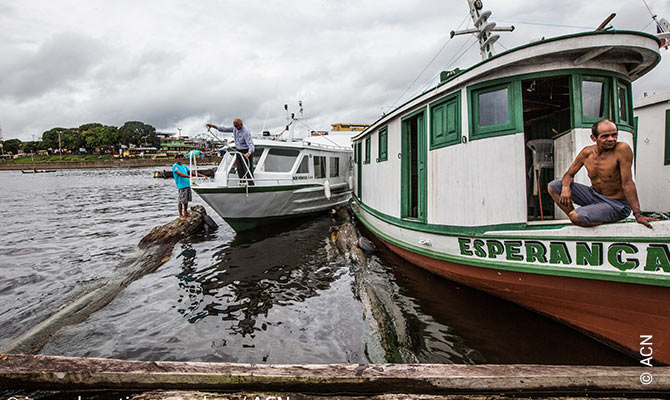 El viejo barco de madera para la misión pastoral, el Esperança, será reemplazado por el nuevo barco a motor, el P. Werenfried, que reducirá en dos tercios el tiempo de viaje a las pequeñas comunidades de la orilla del río.