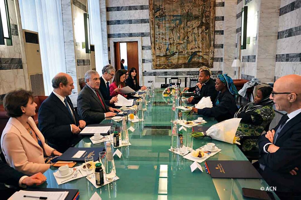 Des victimes de la terreur de Boko Haram conversant avec le ministre des Afaires étrangères Antonio Tajani et des représentants d’ACN à Rome