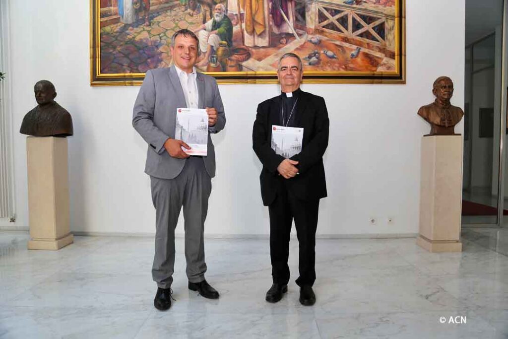 Florian Ripka d’ACN Allemagne remet au nonce apostolique, l’archevêque Nikola Eterović, le rapport sur la liberté religieuse