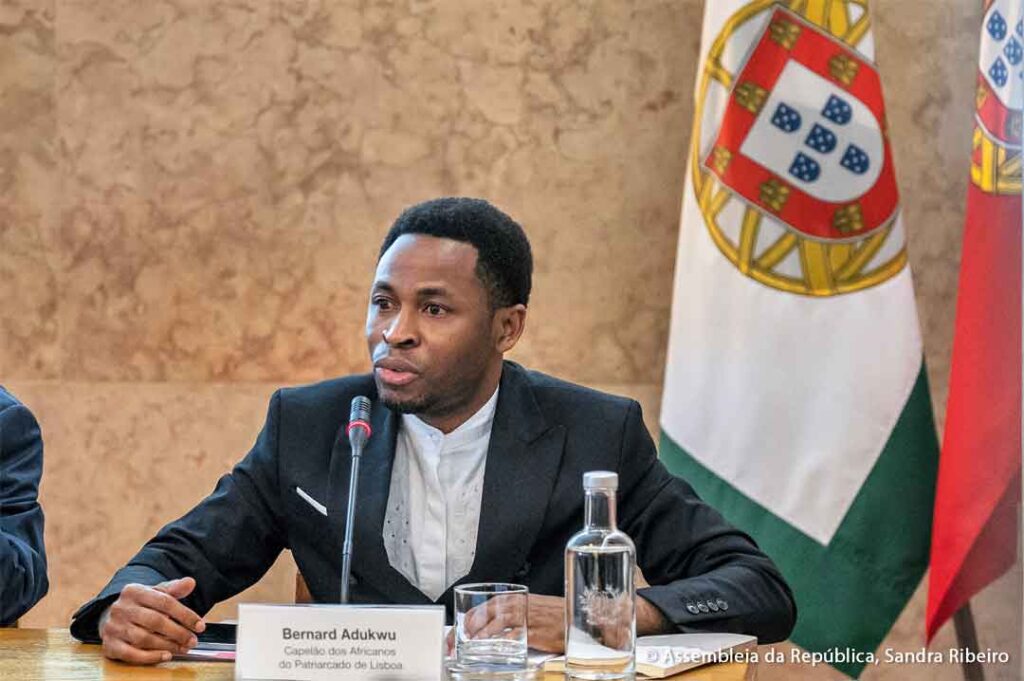 Le père Bernard Adukwu lors de la présentation du rapport sur la religion au Parlement portugais