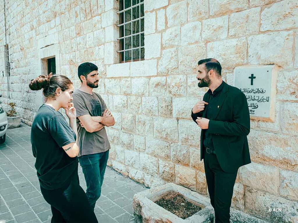 Seminarist Mario Freiha im Gespräch mit Gläubigen im Libanon