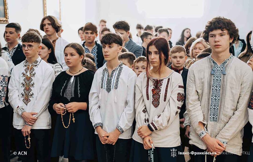 Beten des Rosenkranzes für Einheit und Frieden in der Erzdiözese Iwano-Frankiwsk, Ukraine
