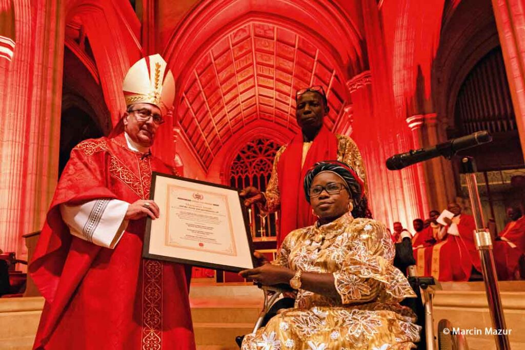 Erzbischof Miguel Maury Buendía überreicht Margaret und Dominic Attah die Auszeichnung "Mut zum Christsein"