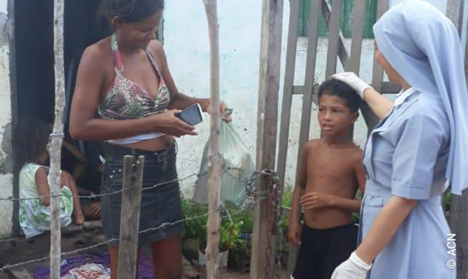 Le suore della Congregazione di Sant’Anna assistono i bisognosi a Natal.