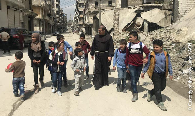 Le père Firas Lutfi avec des enfants à Alep.