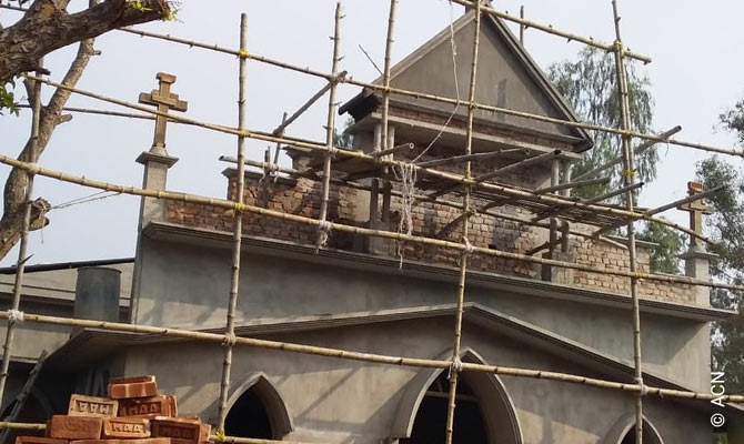 India: Una iglesia para la parroquia de Bishrail.