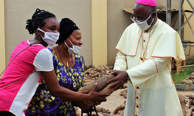 O Arcebispo Kaigama distribui alimentos para nigerianos necessitados.