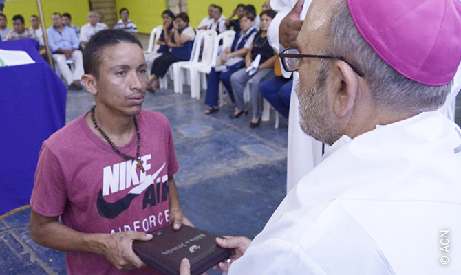 Distribution of Bibles to inmates of the Sarita Colonia prison in Callao.