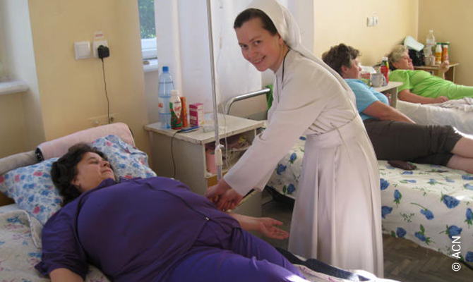 Hermanas de la Sagrada Familia atendiendo a pacientes en Leópolis.